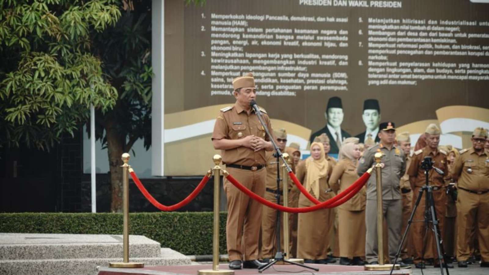 The Regent of Garut Hands Over Decrees for Civil Servant Promotions and Retirements, and Receives Scout Medals
